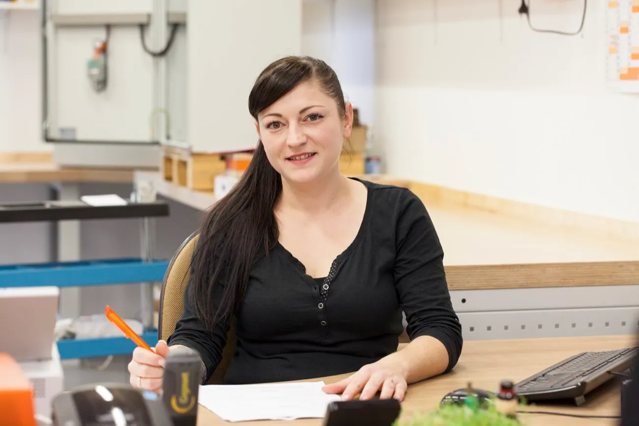 Ansprechpartnerin im Büro der DORNIS Automatisierungstechnik