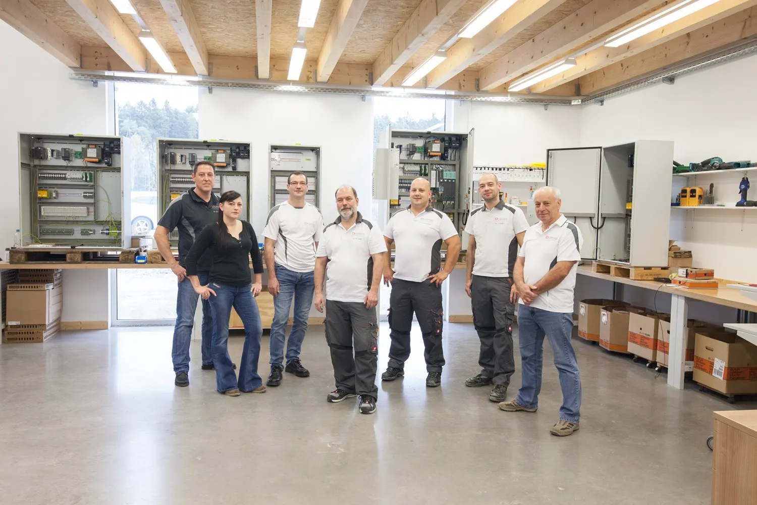 Das Team der DORNIS Automatisierungstechnik in der Werkhalle